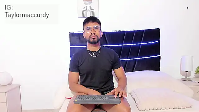 Taylormaccurdy  online show from November 26, 2:06 pm