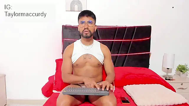 Taylormaccurdy  online show from November 28, 2:17 pm