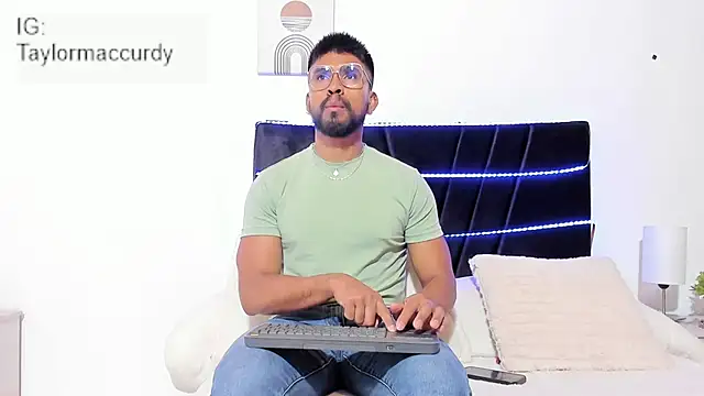 Taylormaccurdy  online show from November 20, 2:07 pm