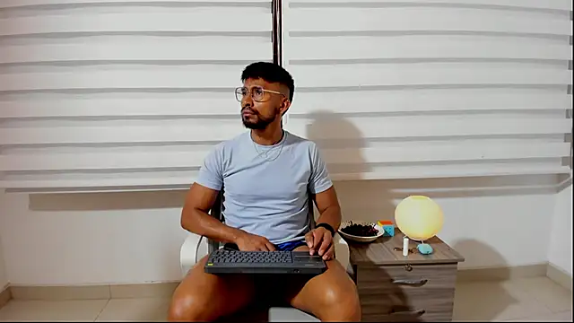 Snapshot of Taylormaccurdy_ chatting on September 27, 3:51 pm Taylormaccurdy online show from September 27, 3:51 pm