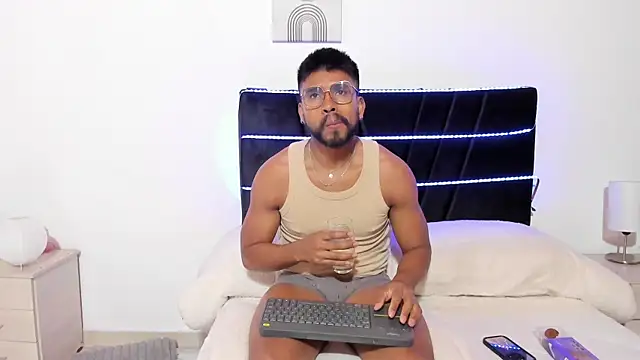 Taylormaccurdy  online show from November 7, 1:48 pm