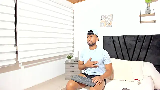 Snapshot of Taylormaccurdy_ chatting on October 6, 2:51 pm Taylormaccurdy online show from October 6, 2:51 pm