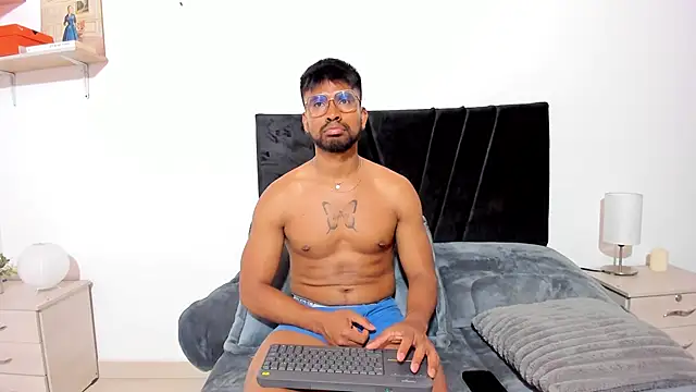 Taylormaccurdy  online show from February 28, 3:44 pm