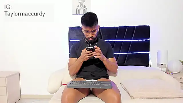 Taylormaccurdy  online show from January 15, 2:20 pm