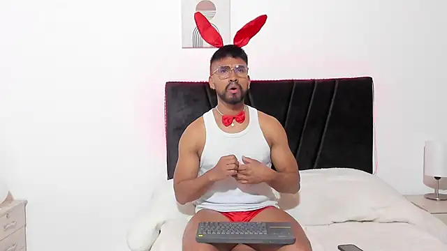 Taylormaccurdy  online show from October 31, 1:52 pm