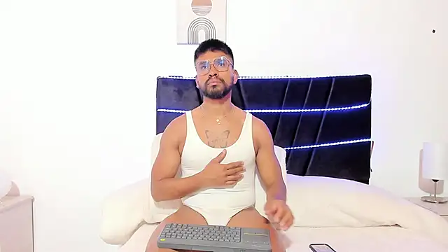 Taylormaccurdy  online show from November 18, 3:59 pm