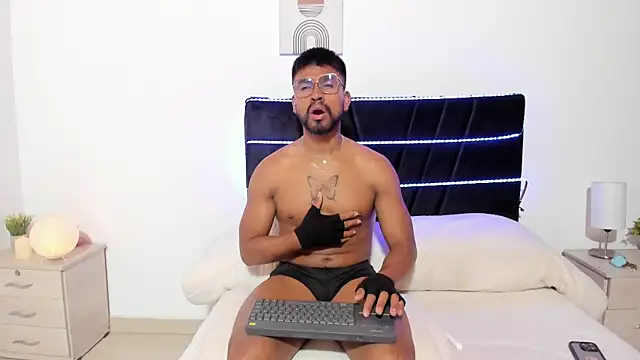 Taylormaccurdy  online show from November 6, 3:16 pm