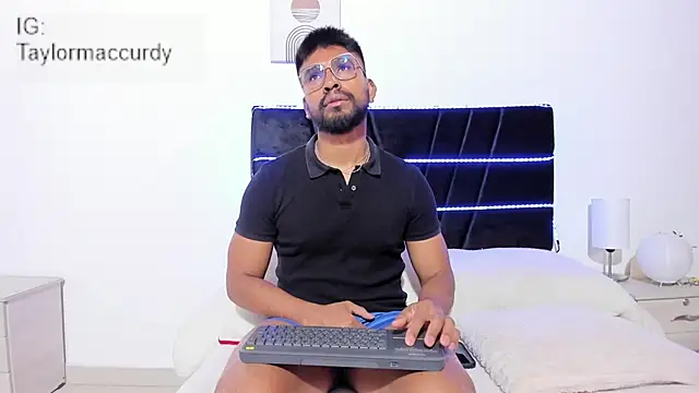 Taylormaccurdy  online show from January 7, 2:11 pm