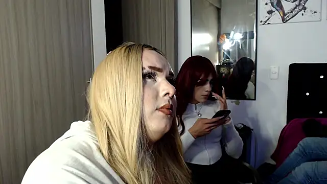 Redvelvett22 online show from November 11, 4:40 am