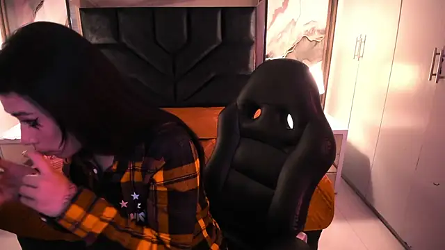 Snapshot of SusanVilla chatting on November 21, 8:19 pm SusanVilla online show from November 21, 8:19 pm