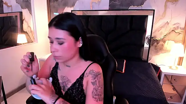 Snapshot of SusanVilla chatting on December 1, 9:26 pm SusanVilla online show from December 1, 9:26 pm