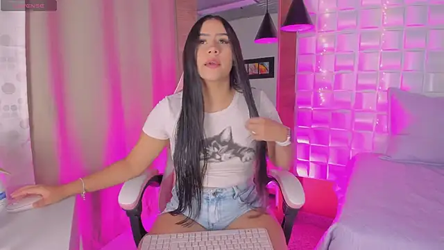 Snapshot of Scarlett_Kiiss chatting on February 17, 11:51 am Scarlett Kiiss online show from February 17, 11:51 am