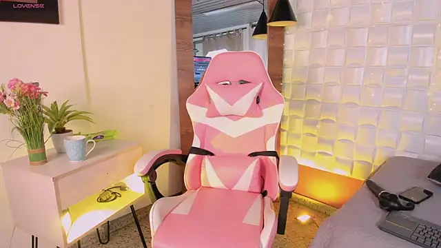 Snapshot of Scarlett_Kiiss chatting on February 4, 12:00 pm Scarlett Kiiss online show from February 4, 12:00 pm