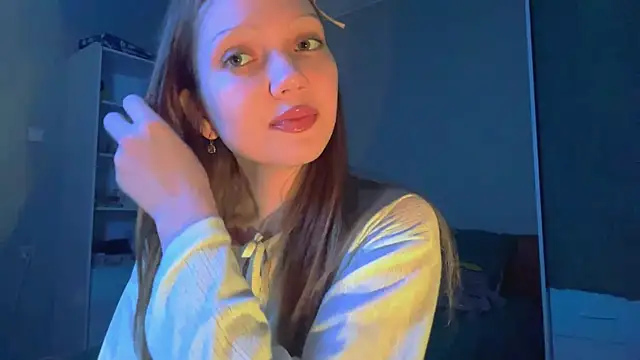 EmiIyKitty online show from October 4, 8:10 pm