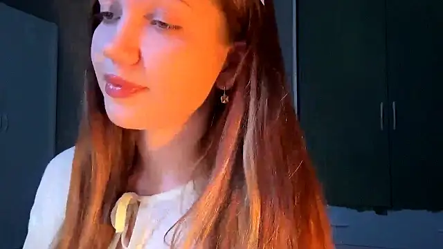 EmiIyKitty online show from October 6, 7:58 pm