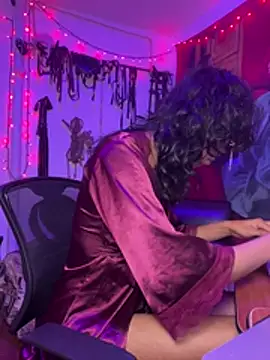 MadamLeRouge online show from March 28, 3:24 pm