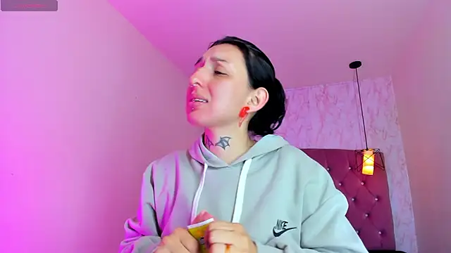 Snapshot of Iris__77 chatting on November 18, 11:35 am Iris 77 online show from November 18, 11:35 am