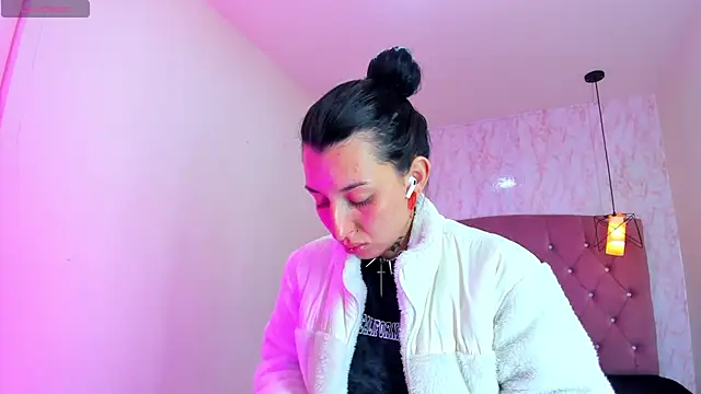 Snapshot of Iris__77 chatting on November 17, 11:47 am Iris 77 online show from November 17, 11:47 am