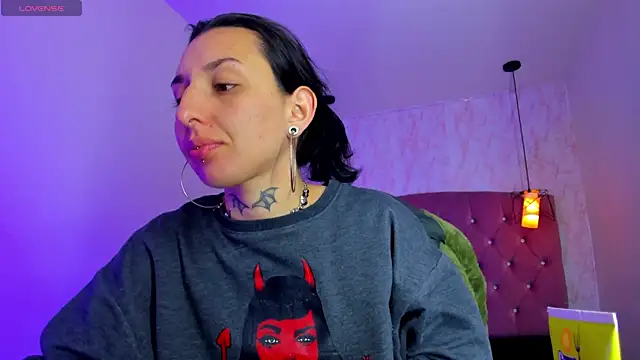 Snapshot of Iris__77 chatting on November 21, 11:31 am Iris 77 online show from November 21, 11:31 am