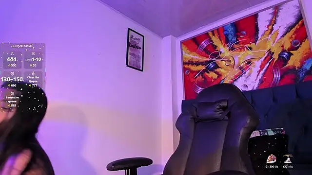 Snapshot of violet_blaze chatting on November 22, 10:03 am violet blaze online show from November 22, 10:03 am