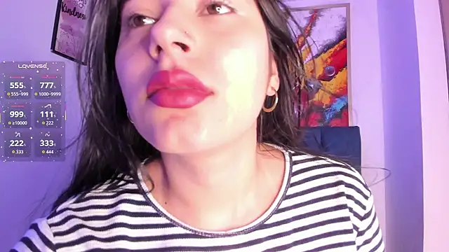 Snapshot of violet_blaze chatting on November 29, 10:15 am violet blaze online show from November 29, 10:15 am