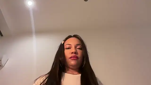 realrockybee1 online show from November 18, 10:34 pm