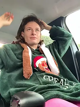 Snapshot of GoldenPussy1329 chatting on November 17, 9:35 am GoldenPussy1329 online show from November 17, 9:35 am