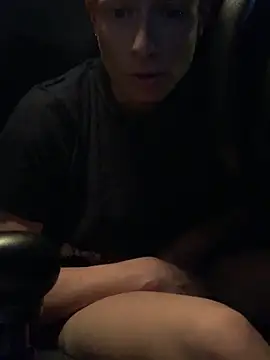 Snapshot of GoldenPussy1329 chatting on November 5, 10:02 pm GoldenPussy1329 online show from November 5, 10:02 pm