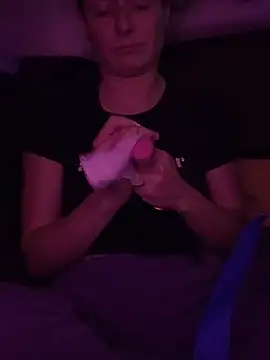 GoldenPussy1329 online show from December 16, 10:25 pm