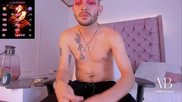 Snapshot of VynnyBlacke_ chatting on November 1, 12:28 am VynnyBlacke online show from November 1, 12:28 am