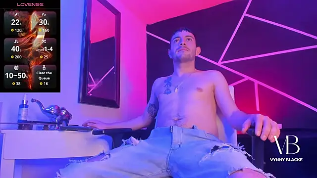 Snapshot of VynnyBlacke_ chatting on November 24, 8:31 pm VynnyBlacke online show from November 24, 8:31 pm