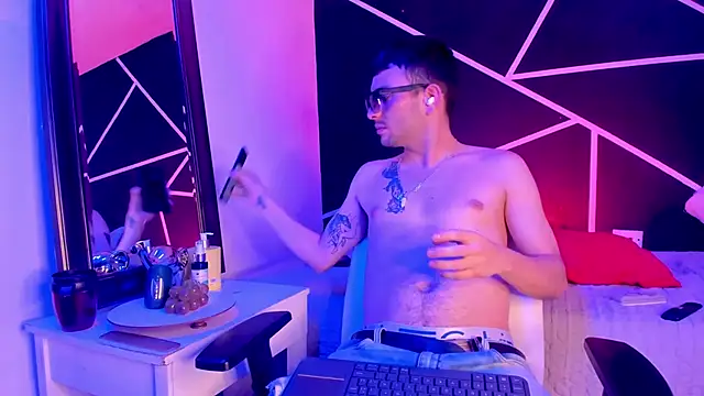 Snapshot of VynnyBlacke_ chatting on November 22, 8:18 pm VynnyBlacke online show from November 22, 8:18 pm