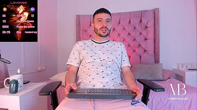 Snapshot of VynnyBlacke_ chatting on November 4, 9:18 pm VynnyBlacke online show from November 4, 9:18 pm