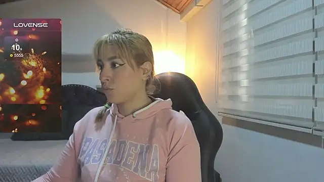 sophialyh 1 online show from December 20, 1:03 pm