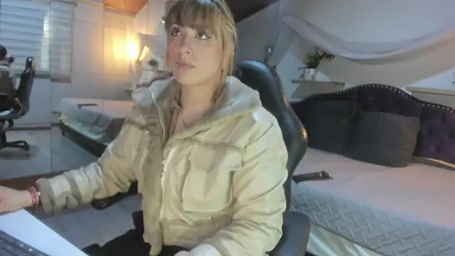 sophialyh 1 online show from April 9, 12:44 pm