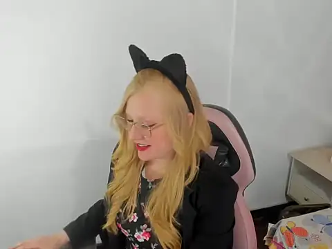Snapshot of AliceCat_01 chatting on October 12, 6:37 am AliceCat 01 online show from October 12, 6:37 am