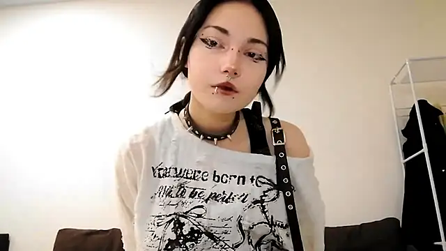 Snapshot of Beeping_Creature chatting on October 6, 3:46 pm Beeping Creature online show from October 6, 3:46 pm