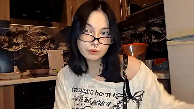 Snapshot of Beeping_Creature chatting on February 11, 4:51 pm Beeping Creature online show from February 11, 4:51 pm