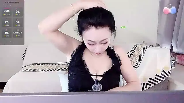 Snapshot of Smile-- chatting on November 3, 3:01 am Smile-- online show from November 3, 3:01 am