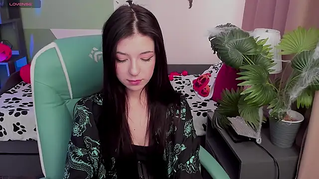 Snapshot of Azaliya_Haze chatting on October 23, 10:14 am Azaliya Haze online show from October 23, 10:14 am