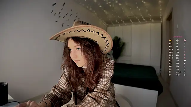 Snapshot of monnymoon chatting on October 31, 8:00 am monnymoon online show from October 31, 8:00 am