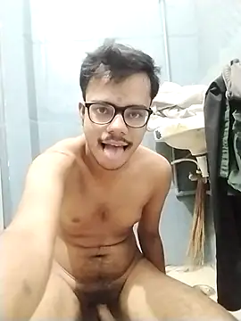 Snapshot of sexybobby13 chatting on October 28, 9:08 am sexybobby13 online show from October 28, 9:08 am