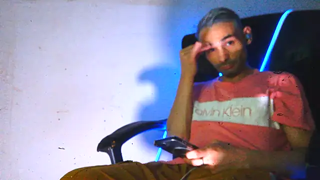 highinhtxx online show from February 18, 6:44 am