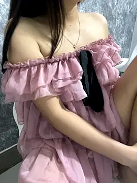 lee ly online show from December 5, 7:40 am