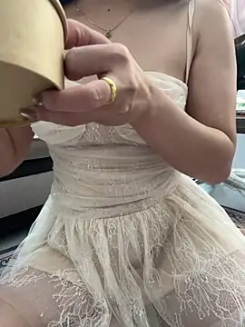 lee ly online show from April 13, 5:11 am