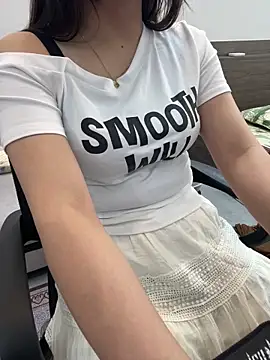 lee ly online show from April 4, 7:04 am