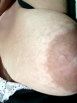 Snapshot of Hotmommax chatting on November 18, 4:21 pm Hotmommax online show from November 18, 4:21 pm