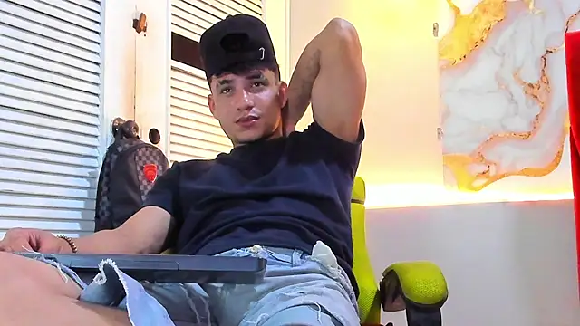 Snapshot of daniscot chatting on November 28, 4:01 am daniscot online show from November 28, 4:01 am