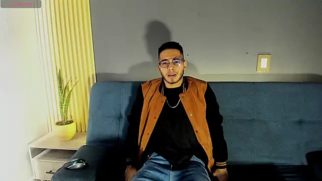 Jaybrown  1 online show from December 2, 9:05 pm