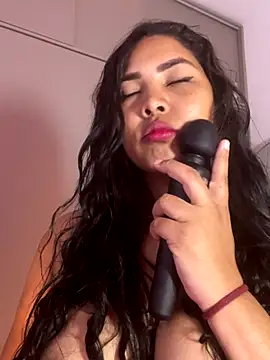 Snapshot of EmilyZuits chatting on November 16, 9:08 pm EmilyZuits online show from November 16, 9:08 pm